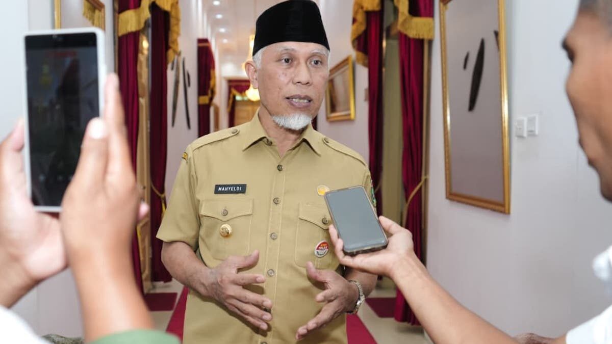 Gubernur Sumbar Mahyeldi saat diwawancarai terkait insiden di penginapan Alahan Panjang, Kabupaten Solok. (dok. istimewa)