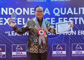 Dirkeu Semen Padang Iskandar Z Lubis raih penghargaan Quality Leadership Award. (dok. istimewa)