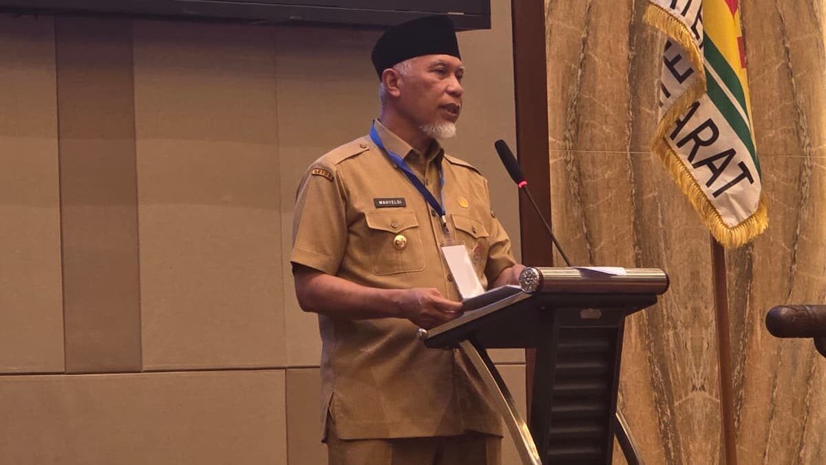 Gubernur Sumbar Mahyeldi saat membuka Forum Investasi Masyarakat Ketenagalistrikan Indonesia (MKI) Sumatera Barat di Hotel The ZHM Premiere Padang, Selasa (14/10/2025). (dok. istimewa)