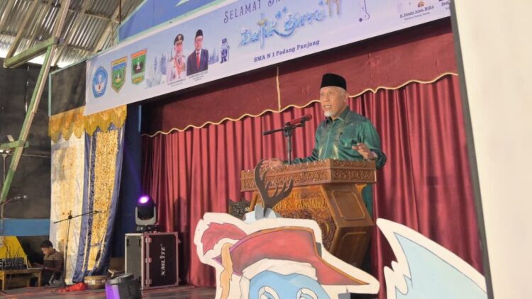 Gubernur Mahyeldi beri sambutan di acara Batik Birru SMAN 1 Padang Panjang. (dok. istimewa)