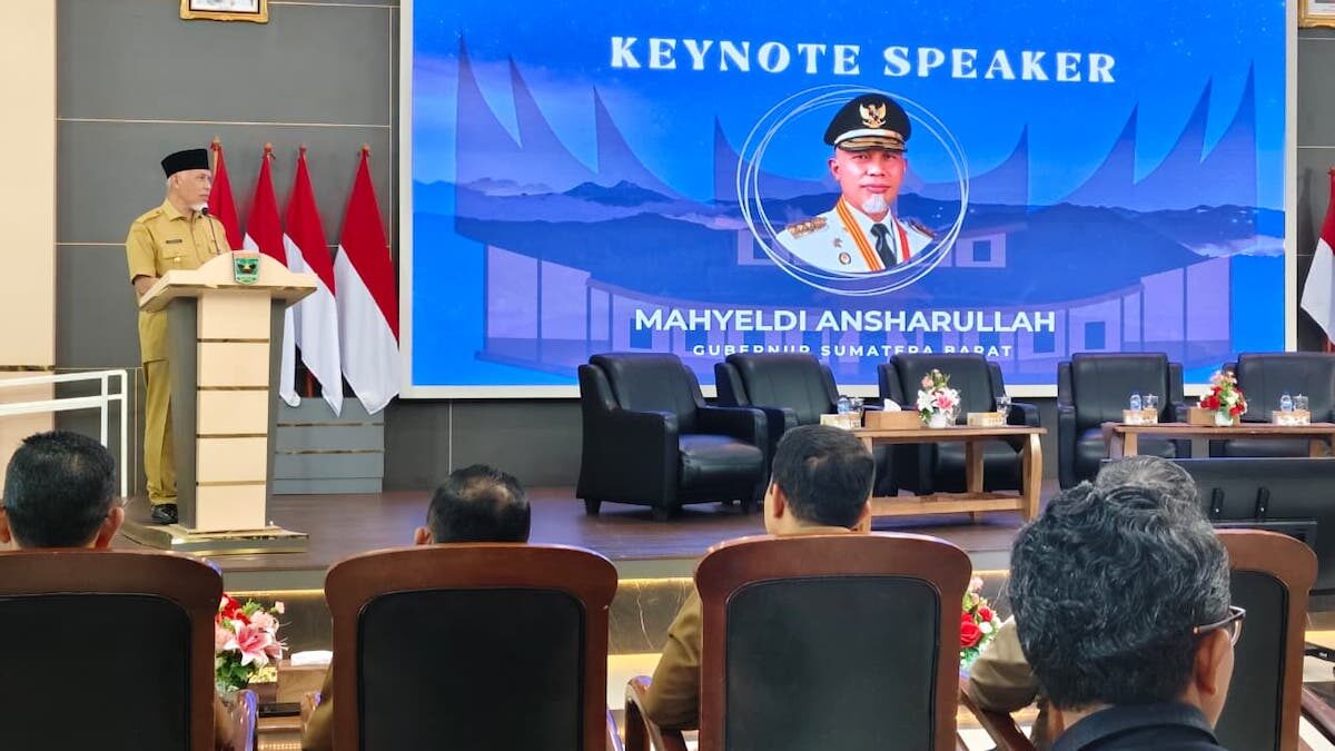 Gubernur Mahyeldi beri sambutan pada acara terkait investasi di Sumbar. (dok. adpsb)