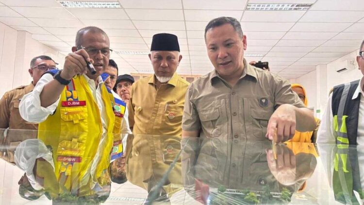 Gubernur Mahyeldi cek maket plan pembangunan flyover Sitinjau Lauik. (dok. istimewa)