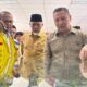 Gubernur Mahyeldi cek maket plan pembangunan flyover Sitinjau Lauik. (dok. istimewa)