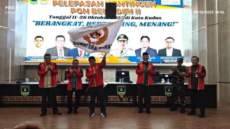 Gubernur Sumbar Mahyeldi dan Ketua KONI Sumbar Hamdanus melepas kontingen PON Beladiri II untuk berlaga di Kudus. (dok. Radarsumbar)