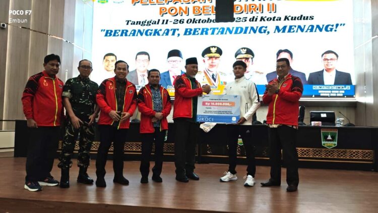 Handrezka Vaktorias saat menerima bonus dari Gubernur Manhyeldi saat pelepasan atlet ke PON Beladiri Kudus pada 13 Oktober lalu. (dok. Humas KONI)