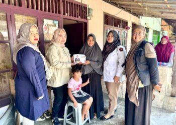 Andre Rosiade Bantu Rp20 Juta untuk Ibu Tiga Anak yang Terpaksa Menjadi Kuli Batu di Padang Pariaman