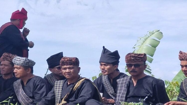 Tokoh adat di sekitar Gunung Marapi saat rapat yang menghasilkan sumpah adat menyepakati aturan untuk pelarangan aktivitas perburuan burung langka di wilayah lereng Marapi​​​​​​​. ANTARA/AL FATAH
