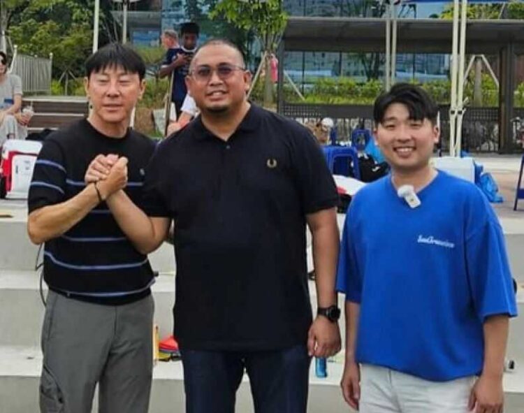 Wakil Ketua Komisi VI DPR Andre Rosiade bersama Shin tae Yong. (Foto: Ist)