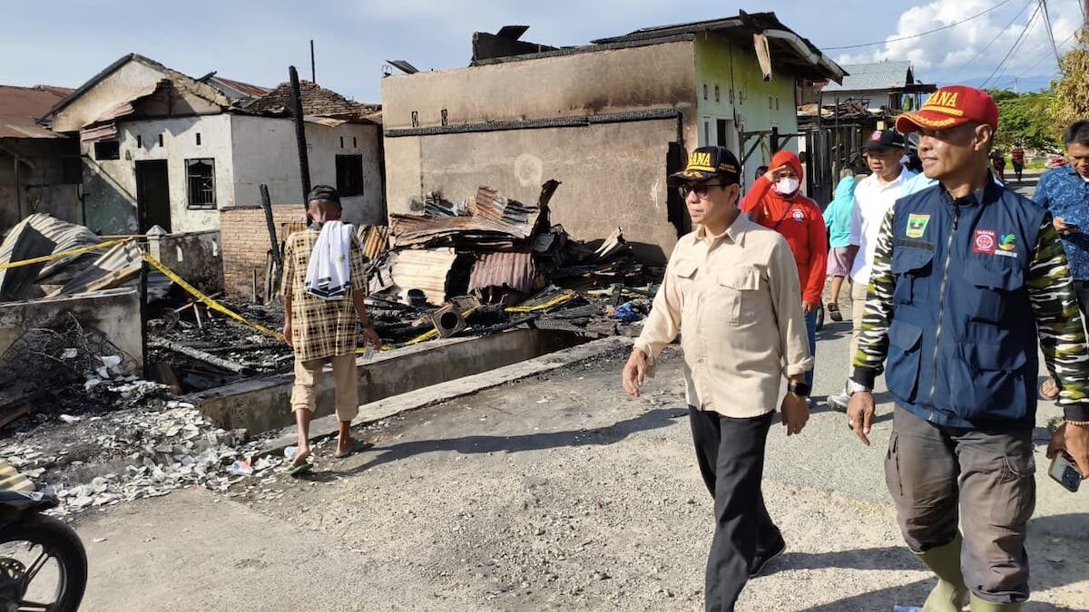 Kadinsos Sumbar Syaifullah melihat kondisi usai kebakaran di kawasan Seberang Padang. (dok. istimewa)