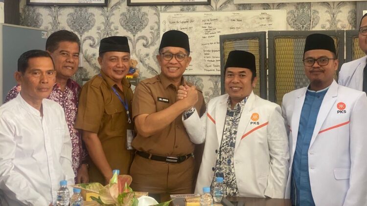 Ketua DPD PKS Padang Mulyadi Muslim dan Ketua DPM Padang Al Amin. (dok. istimewa)