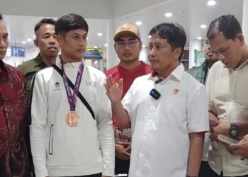 Ketua KONI Sumbar Jemput Juara Dunia Sambo Pertama Indonesia Asal Sumbar
