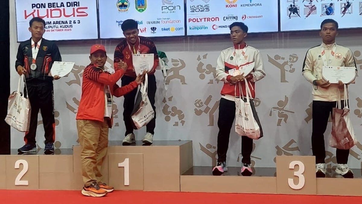 Ketum KONI Sumbar Hamdanus serahkan medali untuk atlet Sumbar peraih medali emas. (dok. Humas KONI)