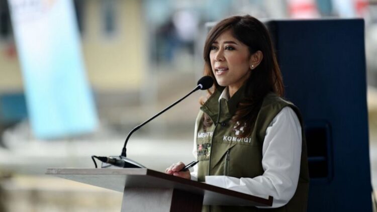 Menteri Komunikasi dan Digital Meutya Hafid yang hadir langsung dalam Panen Raya Ikan Nila di Kelompok Pembudidaya Ikan (Pokdakan) Cipancur Cimahi Farm Feed, Kabupaten Sukabumi, Rabu (15/10/2025). (dok. Komdigi)