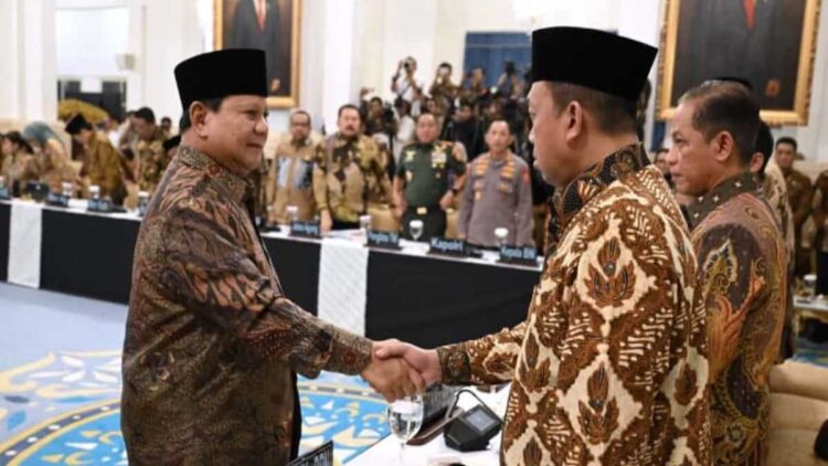 Menteri Nusron disalami Presiden Prabowo saat rapat sidang kabinet. (dok. istimewa)
