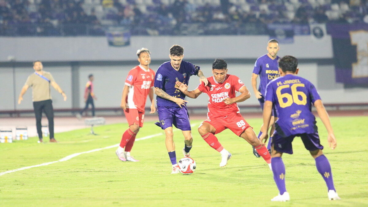 Persita kalahkan Semen Padang FC dengan skor 2-0 di laga tunda pekan ke-4 BRI Super League, Sabtu (4/10/2025) malam di Indomilk Arena, Tangerang. (dok. MO SPFC)