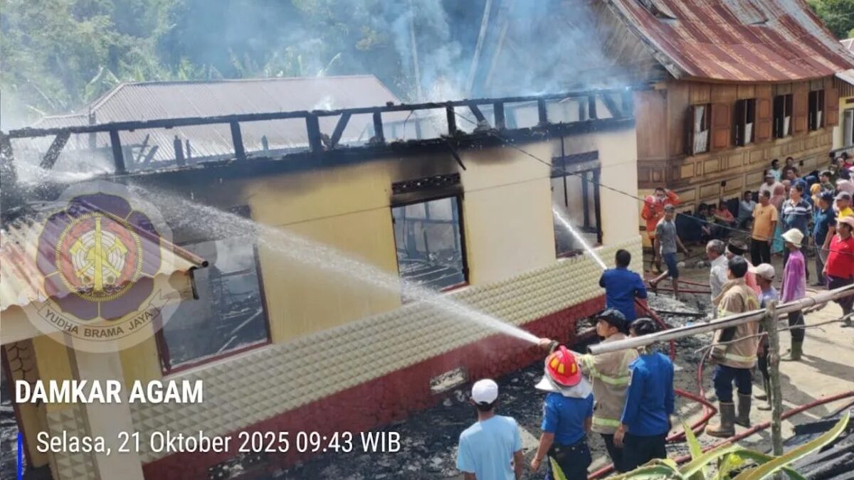 Damkar Agam padamkan kebakaran di Nagari Salo, Kecamatan Baso, Kabupaten Agam. (dok. istimewa)
