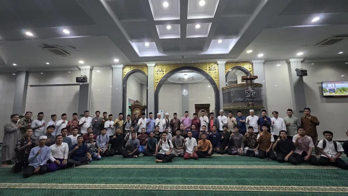 Kegiatan subuh mubarakah yang digelar di Masjid Al Azhar UNP. Ketua KONI Sumbar kali ini menjadi penceramah. (dok. istimewa)