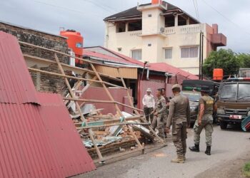 Satpol PP Padang bongkar bangunan liar di Jalan Belibis, Air Tawar. (dok. Humas Pol PP Padang)