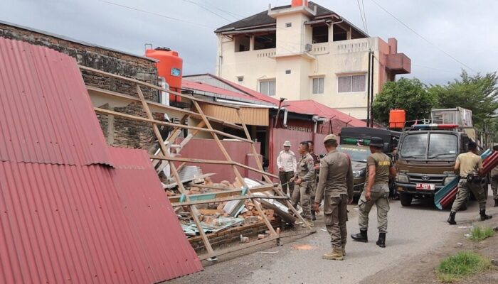Bangunan Liar di Jalan Belibis Air Tawar ‘Diberangus’ Satpol PP Padang