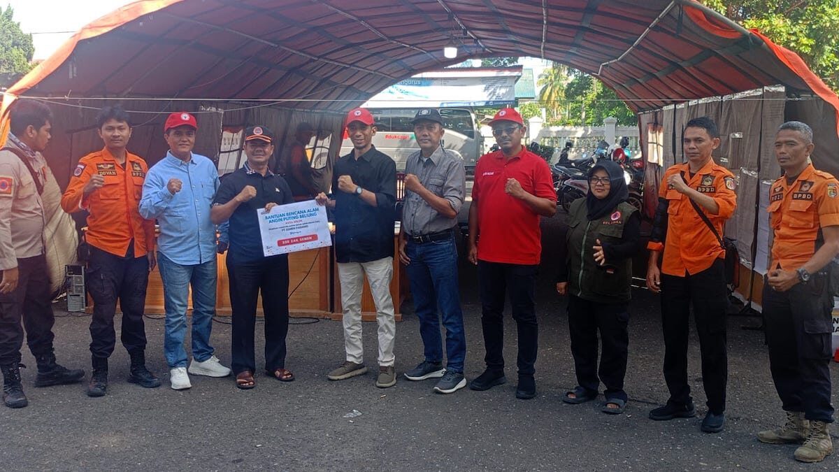 Semen Padang bantu 250 sak semen untuk korban puting beliung di Kota Solok. (dok. istimewa)