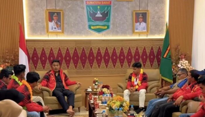 Wagub Vasko Jamu Tim Pencak Silat Sumbar yang Raih Lima Medali di PON Beladiri 2025