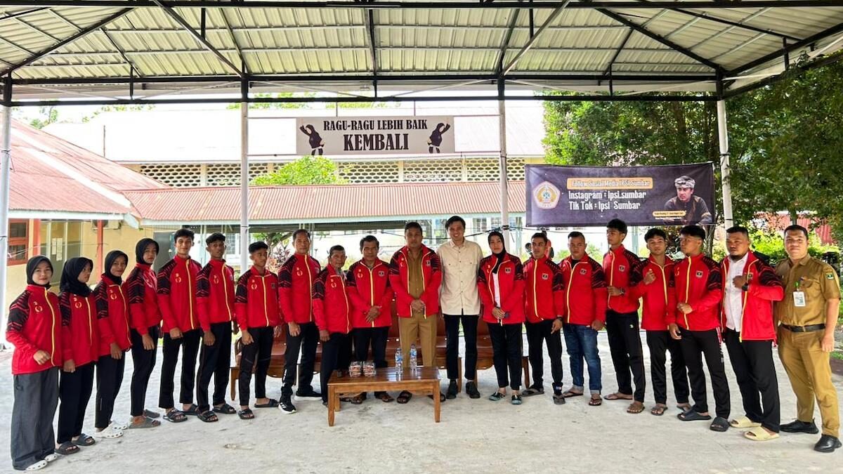 Wagub Vasko lepas atlet IPSI Sumbar ke PON Beladiri 2025. (dok. istimewa)