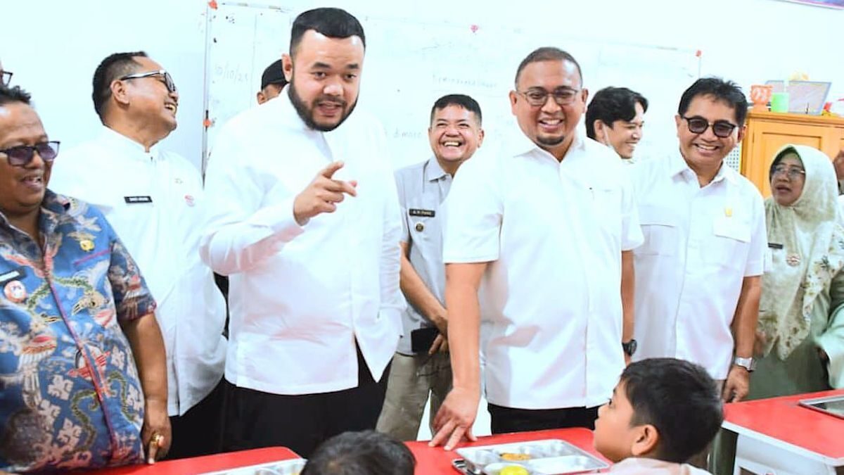 Wako Fadly Amran dampingi Wakil Ketua Komisi VI DPR RI Andre Rosiade meninjau MBG di Nanggalo, Kota Padang. (dok. istimewa)