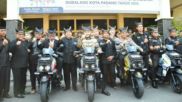 Wako Fadly Amran kukuhkan dubalang Kota Padang. (dok. Prokopim)