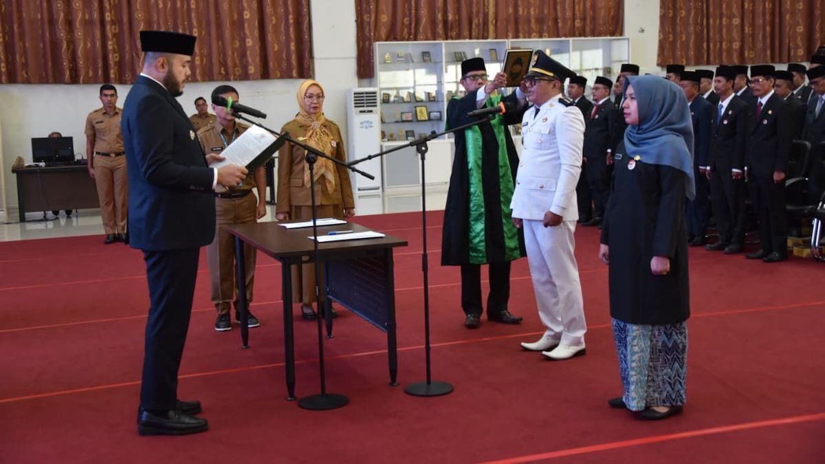 Wako Fadly Amran lantik 122 pejabat administrator dan fungsional di lingkup Pemko Padang. (dok. Prokopim)