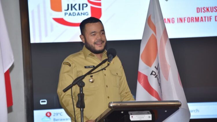 Wako Fadly Amran saat memberi sambutan di pelantikan Pengurus PJKIP Padang. (dok. Prokopim)