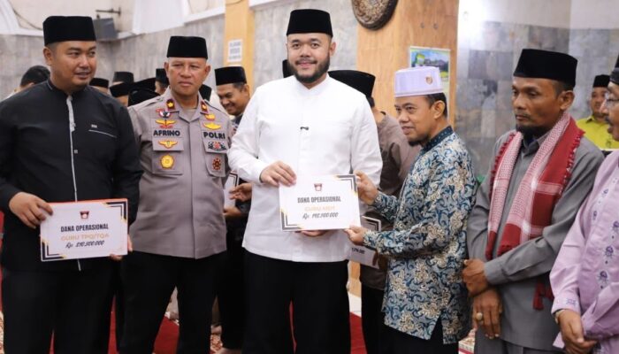 Wako Fadly Amran Serahkan Dana Operasional RT/RW Triwulan III