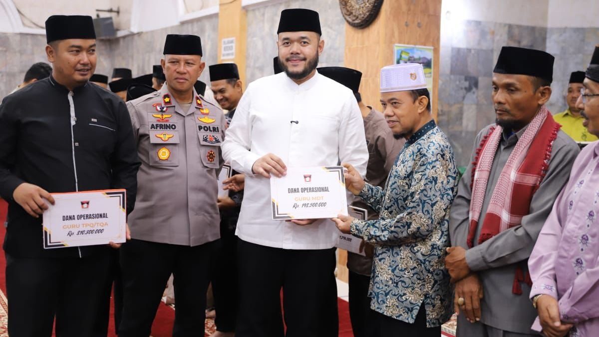 Wako Fadly Amran serahkan dana operasional RT/RW. (dok. Prokopim)