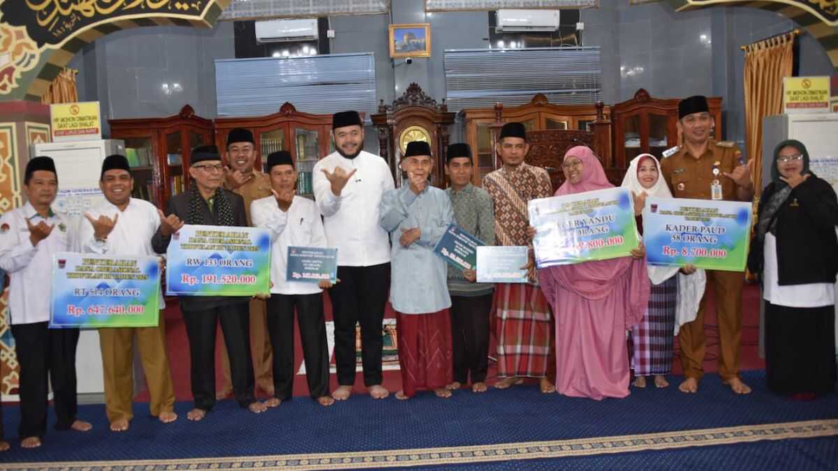 Wako Fadly Amran serahkan dana operasional RT/RW Triwulan III. (dok. Prokopim)