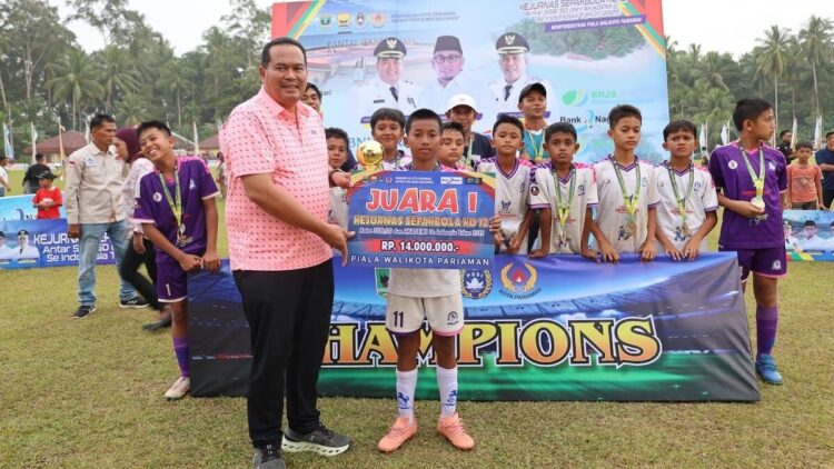 Wako Yota Balad serahkan hadiah juara turnamen sepakbola KU 12 di Pariaman. (dok. istimewa)