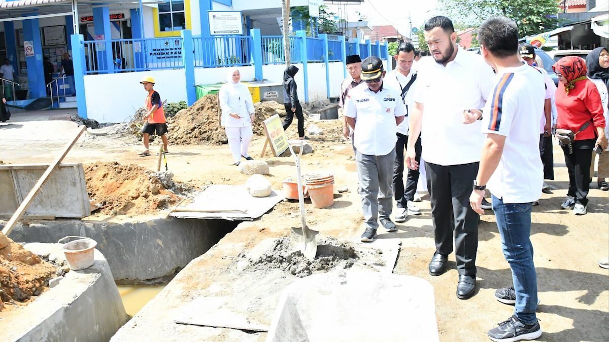 Wako Fadly Amran tinjau rehabilitasi drainase di kawasan Padang Pasir. (dok. Prokopim)