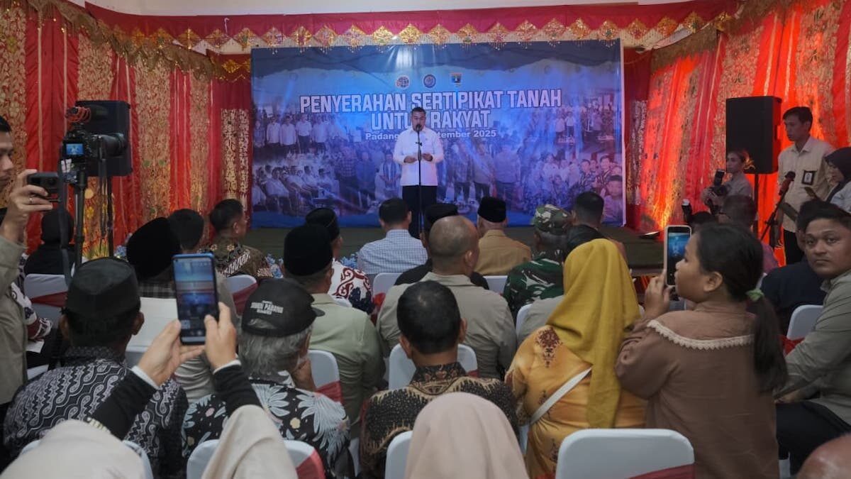 Wamen ATR/BPN Ossy Dermawan memberikan sambutan usai penyerahan sertifikat tanah ulayat di Padang. (dok. istimewa)