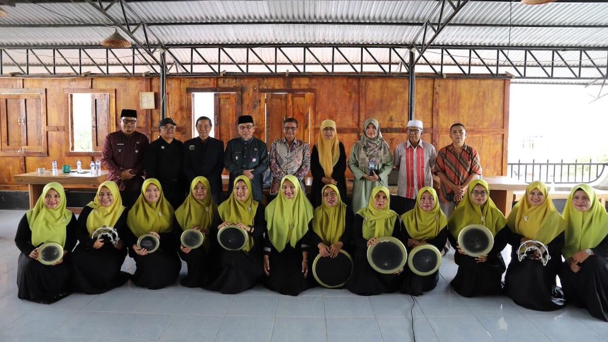 Wawako Maigus Nasir beri arahan untuk tim qosidah yang ikut lomba tingkat Nasional. (dok. istimewa)