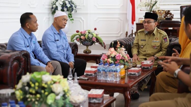 Wawako Maigus Nasir menerima perwakilan Dewan Pendidikan Sumbar. (dok. istimewa)