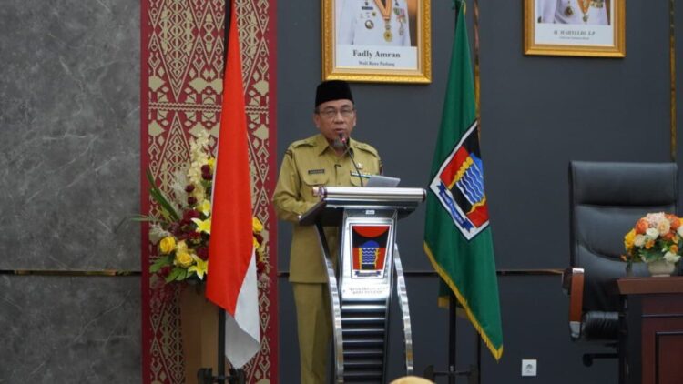 Wawako Maigus Nasir menyampaikan Rancangan APBD TA 2026 di dalam rapat paripurna DPRD Padang. (Foto: Humas)