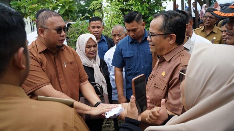 Andre Rosiade menyerahkan bantuan Rp100 juta kepada korban angin kencang melalui Sekda Kota Solok Desmon. (Foto: Ist)