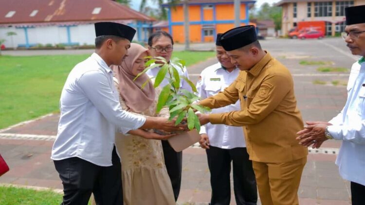 Bupati Solok Jon Firman Pandu menanam pohon bersama calon pengantin dalam Program Catin Nampak. (Foto: Diskominfo Kabupaten Solok)