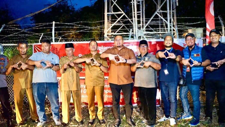 Andre Rosiade meresmikan penggunaan tower BTS Telkomsel di Desa Kampung Baru, Sijunjung. (Foto: Ist)