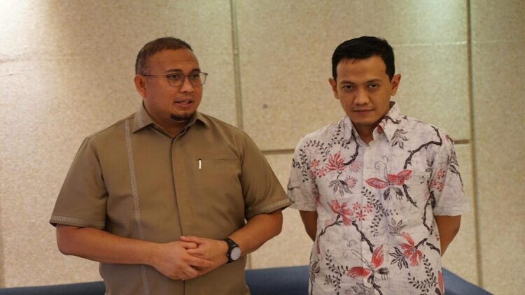 Andre Rosiade bersama Sales Area Manager (SAM) Retail Sumbar Pertamina Patra Niaga Fakhri Rizal Hasibuan. (Foto: Ist)