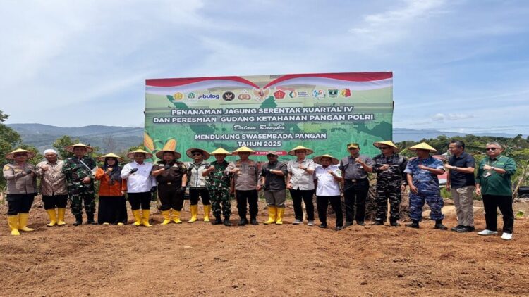 Penanaman Jagung Serentak Kuartal IV yang berlangsung di lahan Polres Solok Kota, Rabu (8/10/2025). (Foto: Diskominfo Kabupaten Solok)