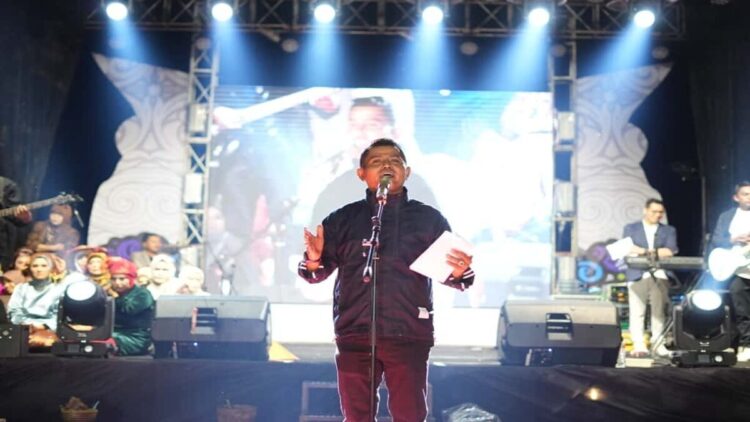 Bupati Solok Jon Firman Pandu menghadiri malam puncak penutupan Festival 5 Danau Tahun 2025. (Foto: Diskominfo Kabupaten Solok)