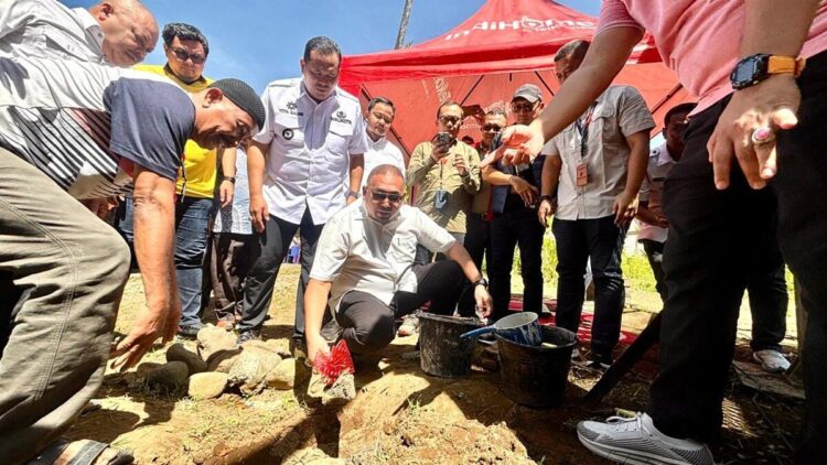 Andre Rosiade meletakkan batu pertama pembangunan BTS di Sungai Rambai, Kota Pariaman. (Foto: Ist)