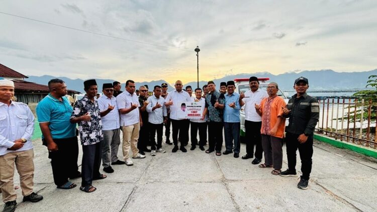 Andre Rosiade menyerahkan bantuan ambulans untuk Masjid Al Ihsan Gasang Maninjau. (Foto: Ist)