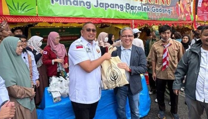 Andre Rosiade dan IKM Sajikan 200 Kg Rendang di Festival Indonesia-Jepang