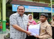 Pemko Pariaman Salurkan Seragam Gratis untuk 496 Siswa SMP Kurang Mampu