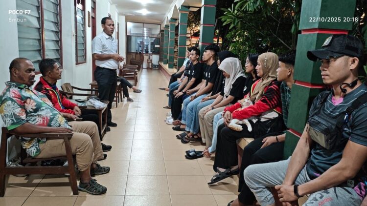 Waketum II KONI Sumbar, Septri bersama jajaran tim Monev memberikan wejangan dan asupan semangat untuk atlet wushu yang akan berlaga besok di PON Beladiri 2025. (dok. Humas KONI Sumbar)